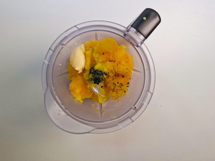 Mandioquinha com manteiga no processador.