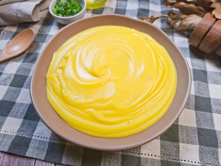 Mousseline de mandioquinha pronto para consumo.