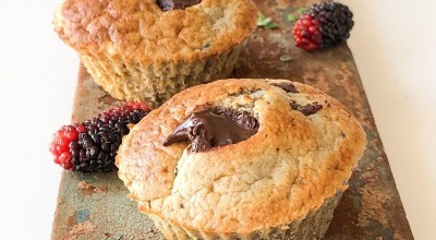 Muffin de amora com gotas de chocolate