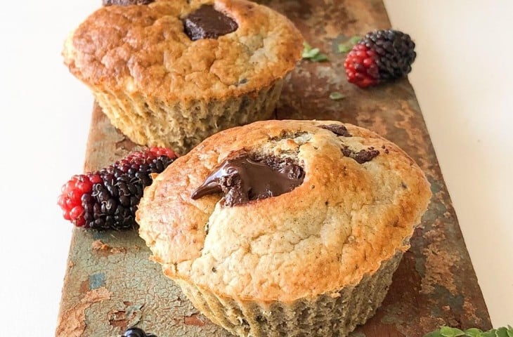 Muffin de amora com gotas de chocolate