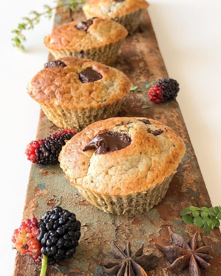 Muffin de amora com gotas de chocolate
