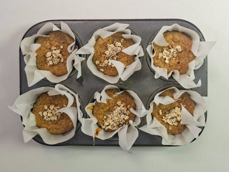Muffins sendo levados ao forno para assar.
