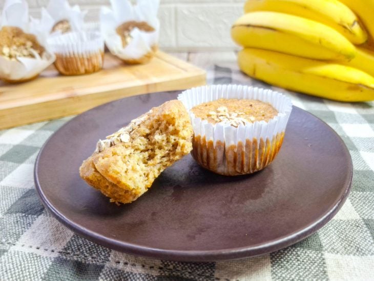 Muffin de banana com aveia e mel servido.