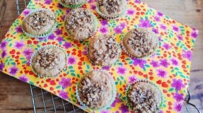 Muffin de banana com crocante de aveia