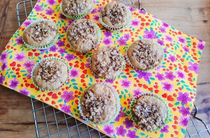 Muffin de banana com crocante de aveia