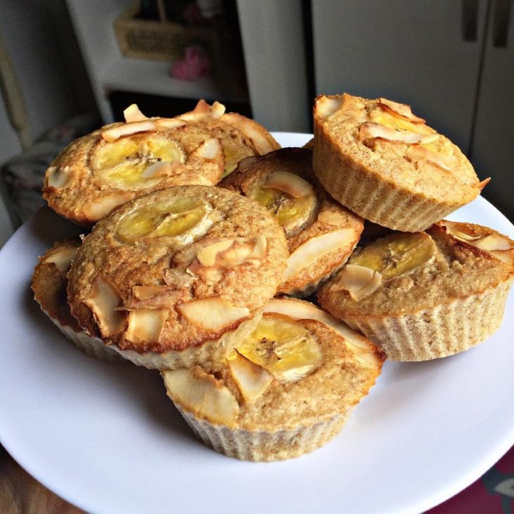 Muffin de banana com iogurte e coco