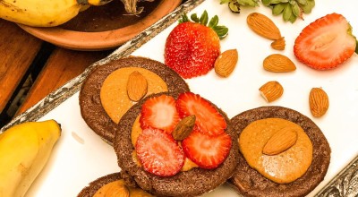Muffin de banana-nanica com morangos