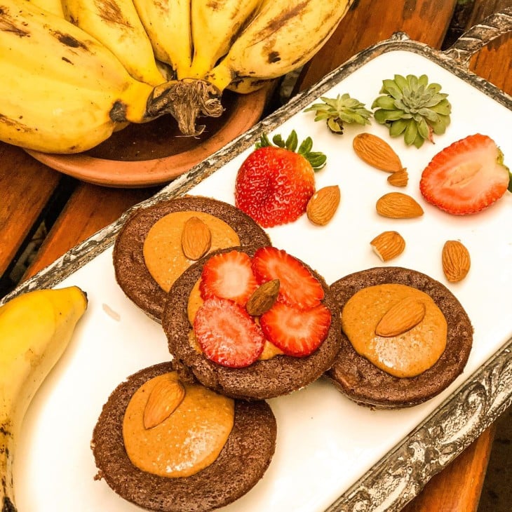 Muffin de banana-nanica com morangos
