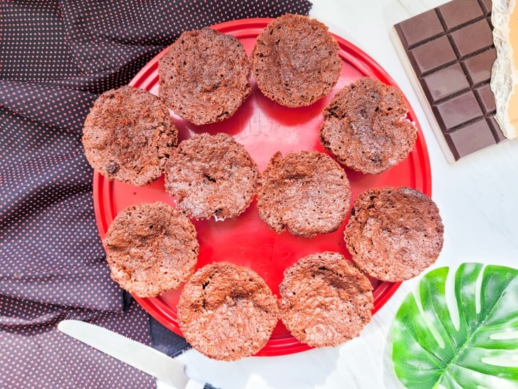 Um recipiente com vários muffins de brownie de chocolate.