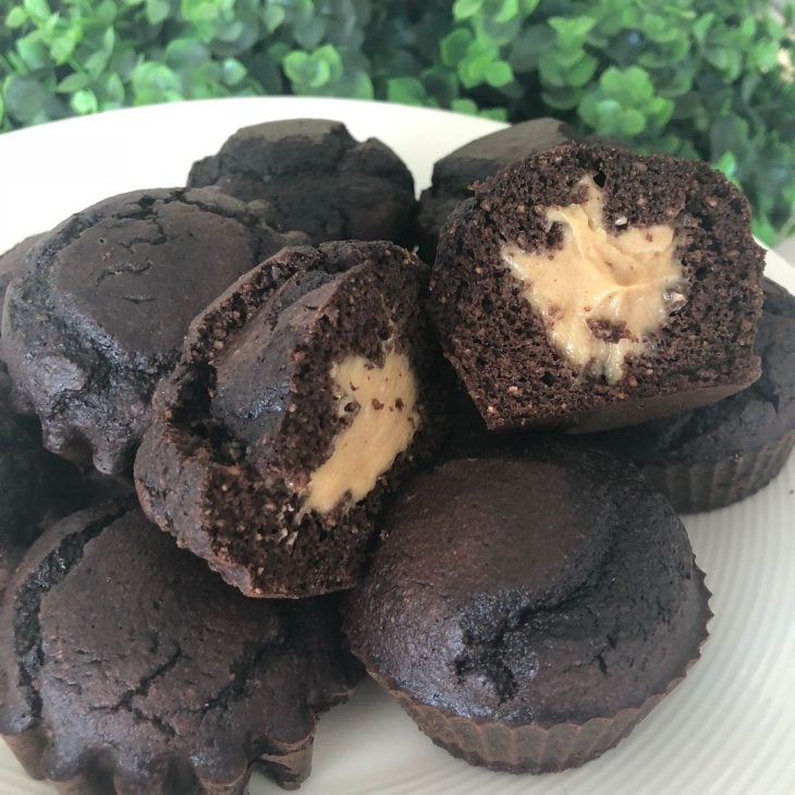 Muffin de chocolate recheado low carb