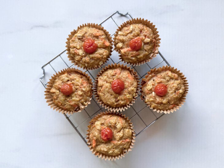 Muffins assados, saídos do forno.