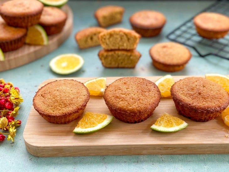 Uma bancada contendo vários muffins de laranja com aveia.