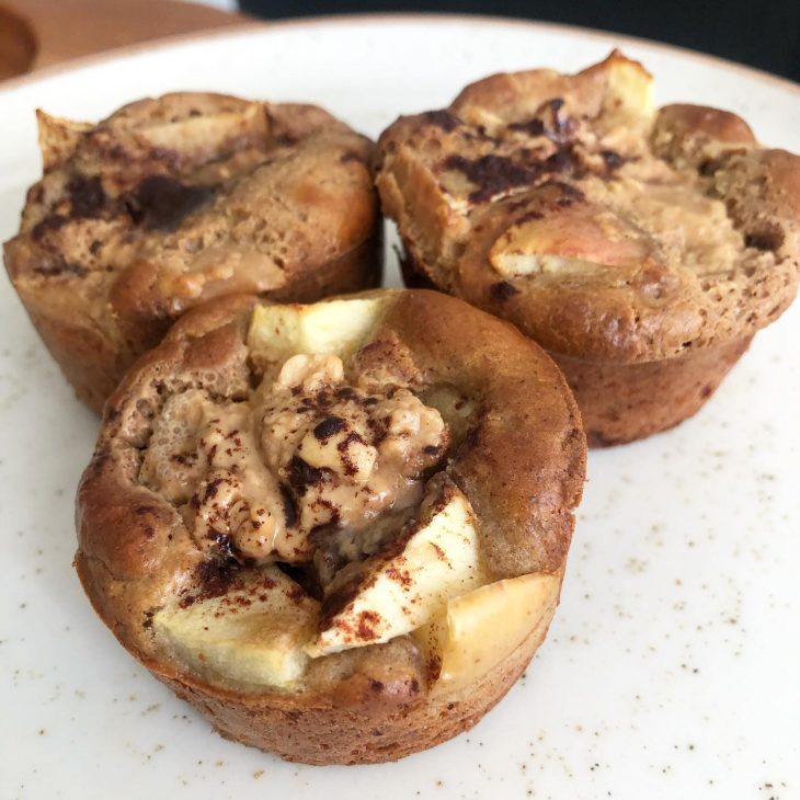 Muffin de maçã com pasta de amendoim