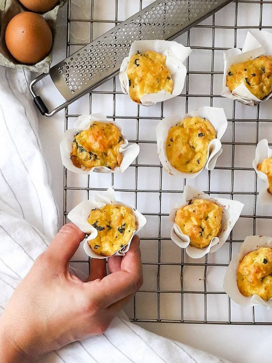 Muffin de queijo e espinafre keto