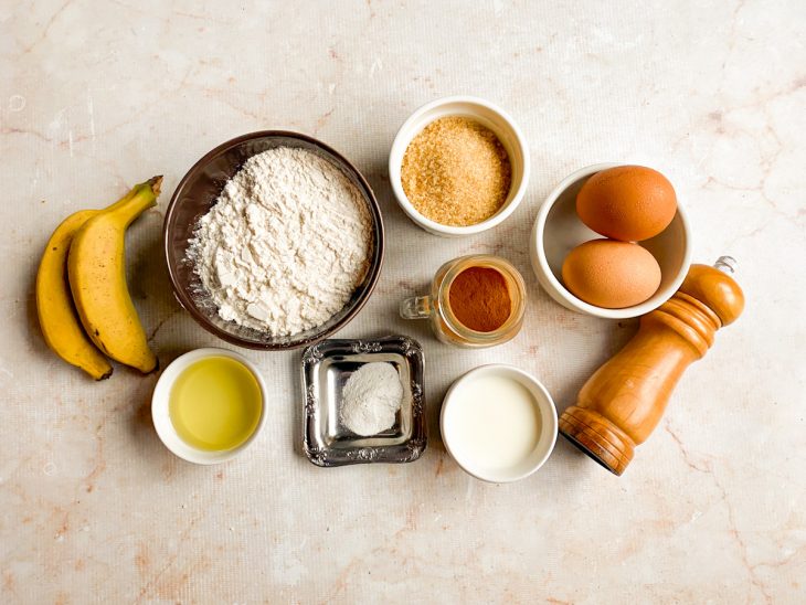 Ingredientes para o muffin reunidos em uma bancada.