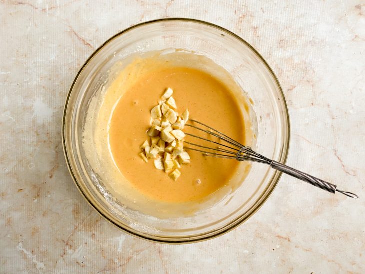 Banana, fermento e pitada de sal adicionada no recipiente.