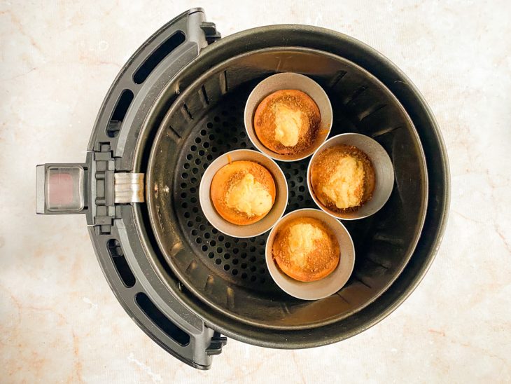 Muffins no cesto da air fryer.