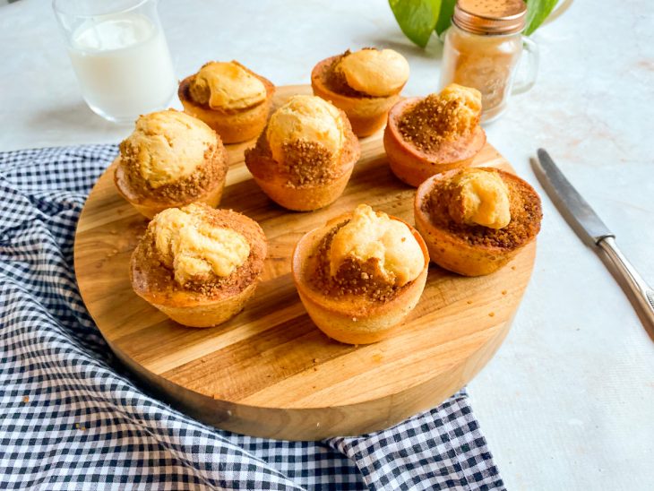 Muffins prontos para consumo servidos sobre uma tábua.