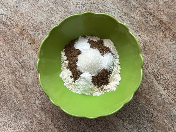 Ingredientes secos colocados num recipiente verde.
