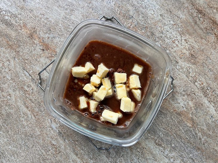 Ingredientes adicionados num recipiente de vidro.
