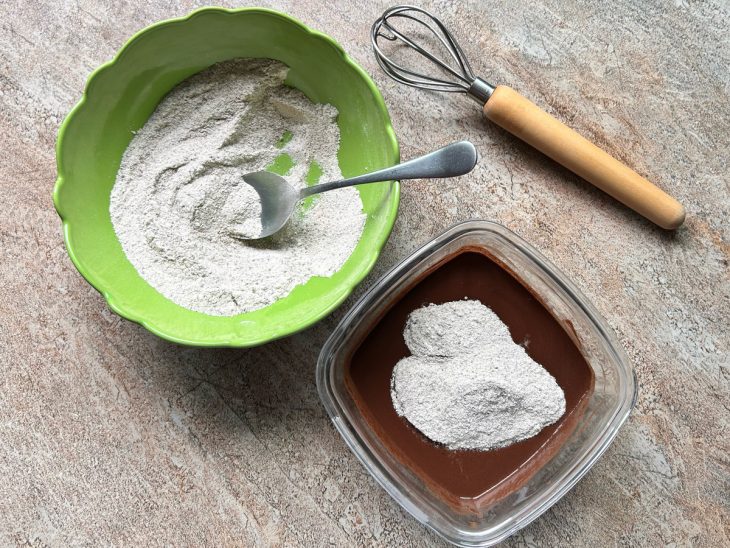 Ingredientes secos colocados no recipiente com líquidos.