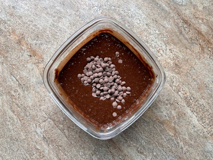 Gotas de chocolate colocadas no recipiente com a mistura.