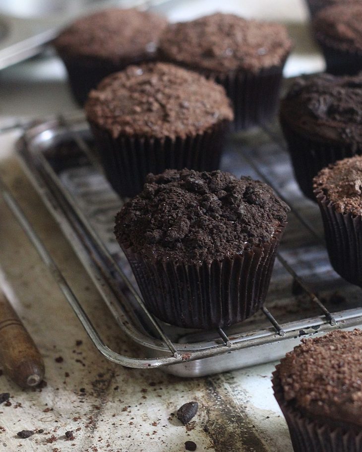Muffin peteleco com cobertura de brigadeiro