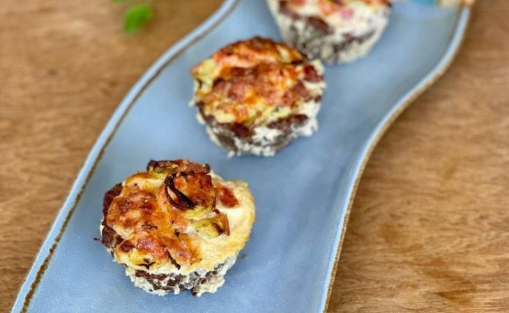 Muffin proteico de carne moída com bacon e alho-poró