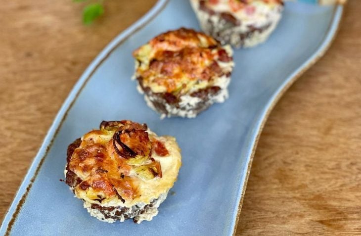 Muffin proteico de carne moída com bacon e alho-poró