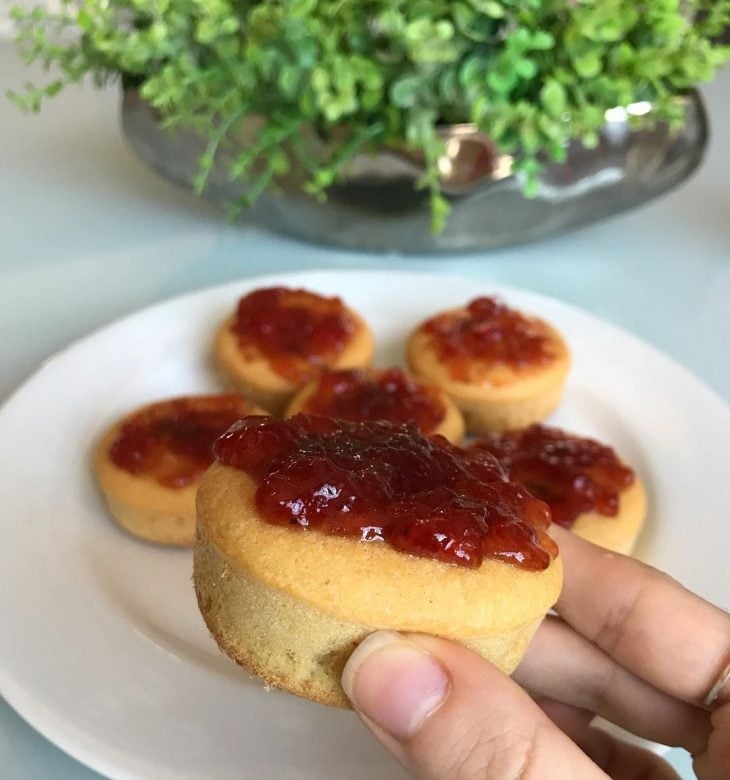 Muffin saudável com geleia de morango