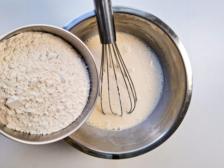 Farinha de trigo para adicionar na tigela.