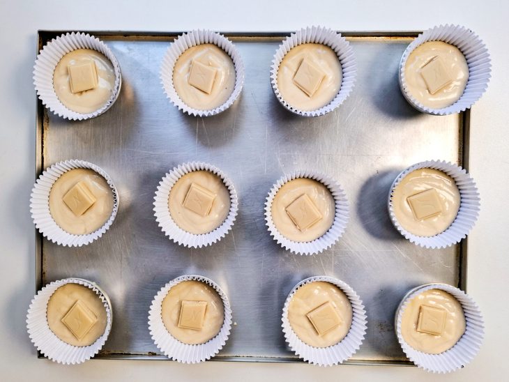 Chocolate colocado nas forminhas.