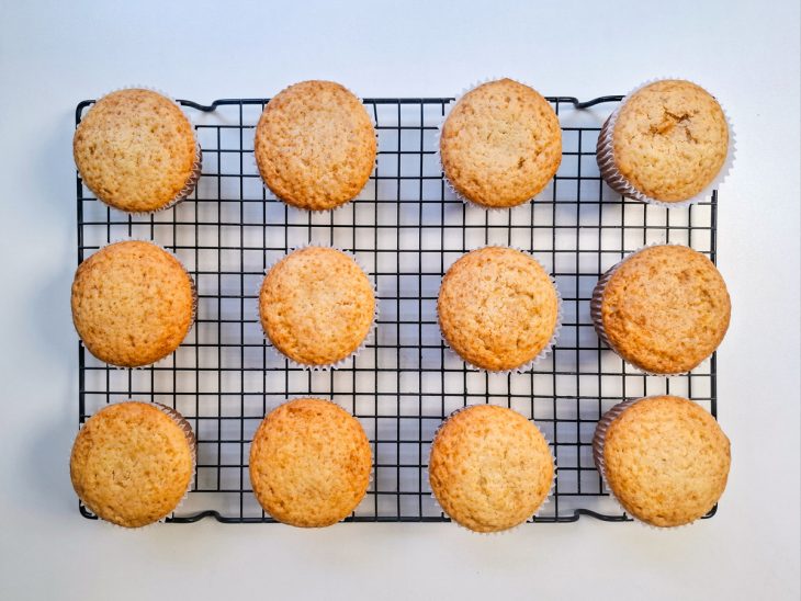 Muffins assados sobre uma grade.