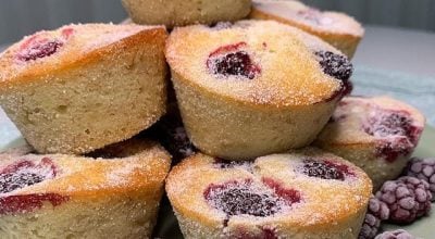 Muffins de banana com amoras