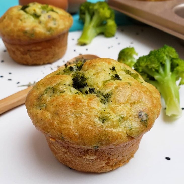 Muffins de brócolis e queijo saudável