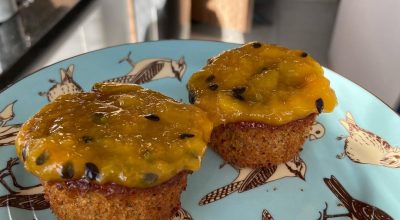 Muffins de maracujá com cúrcuma