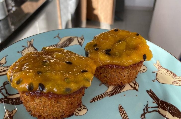 Muffins de maracujá com cúrcuma