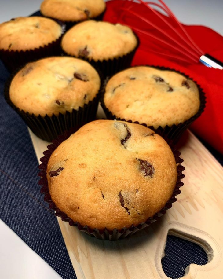 Muffins recheados de banana com chocolate