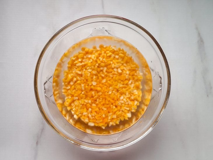 Um recipiente contendo milho amarelo de molho.