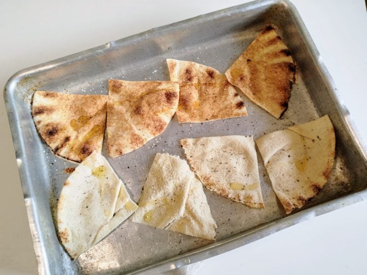 Uma assadeira com fatias de pão árabe.