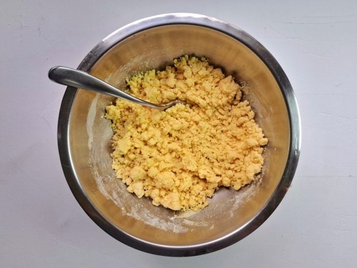 Tigela com farinha de milho úmida.