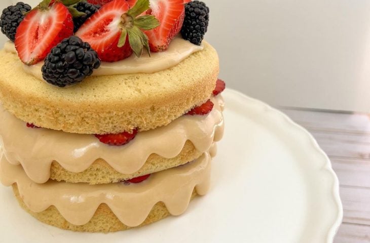 Naked cake de baunilha com chocolate branco