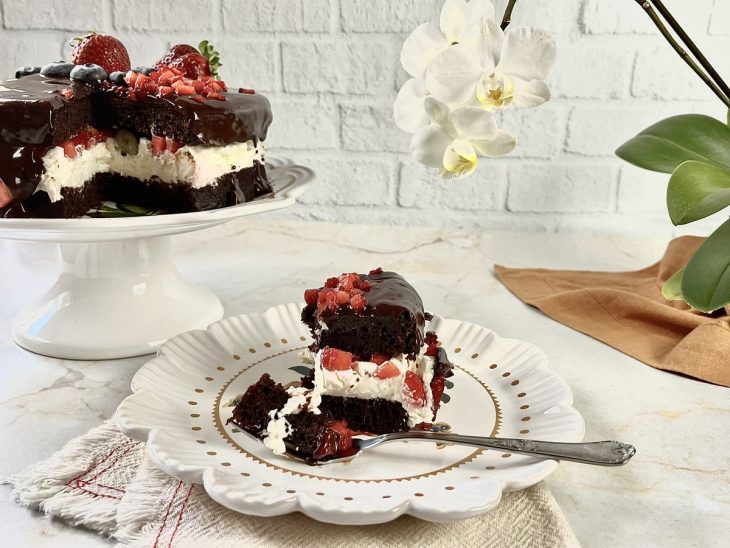 Naked cake de chocolate pronto para consumo.