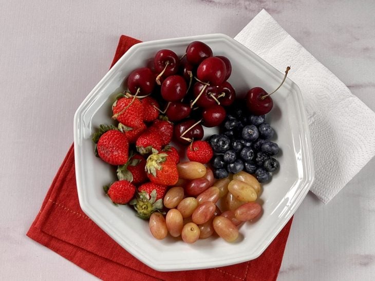 Um prato com frutas vermelhas.