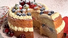Naked cake de frutas vermelhas