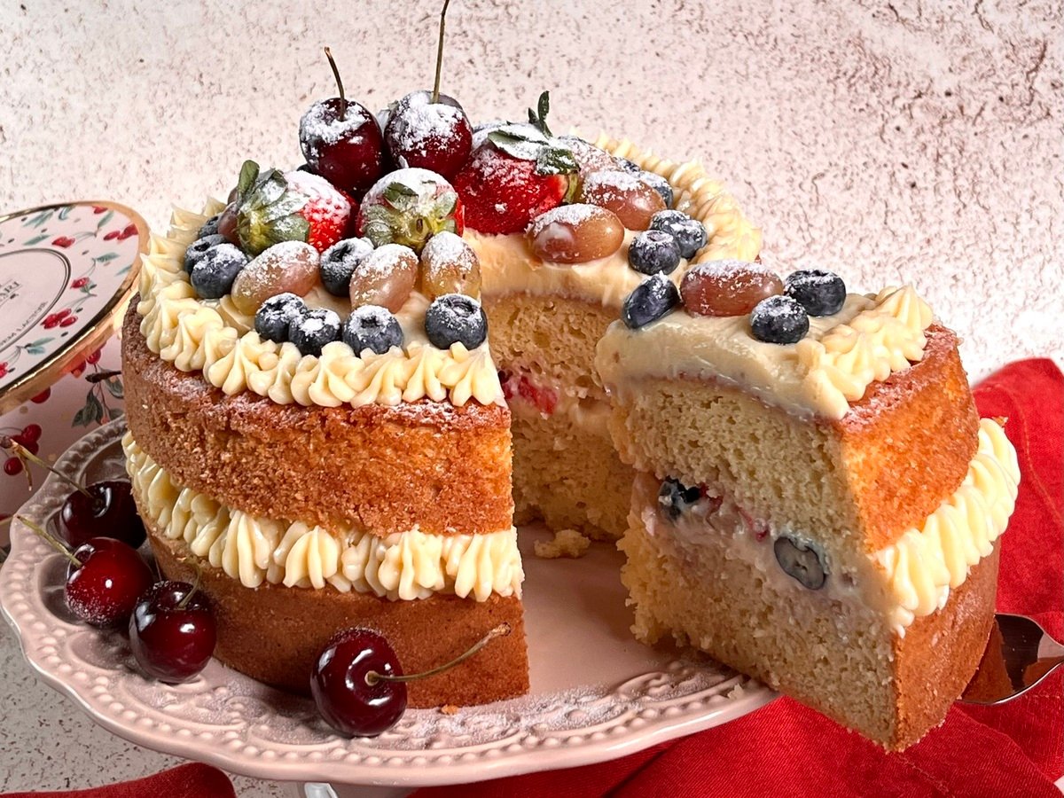 Naked cake de frutas vermelhas