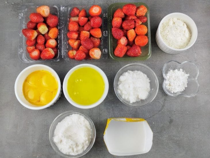 Ingredientes reunidos em uma bancada.