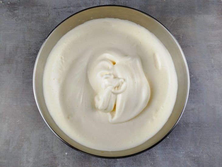 Gemas e açúcar adicionados ao recipiente da bateira.