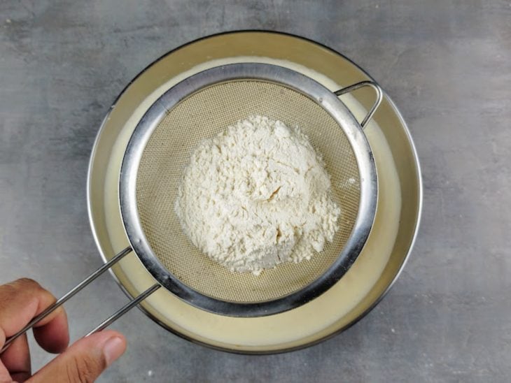 Farinha de trigo adicionada ao recipiente da batedeira.