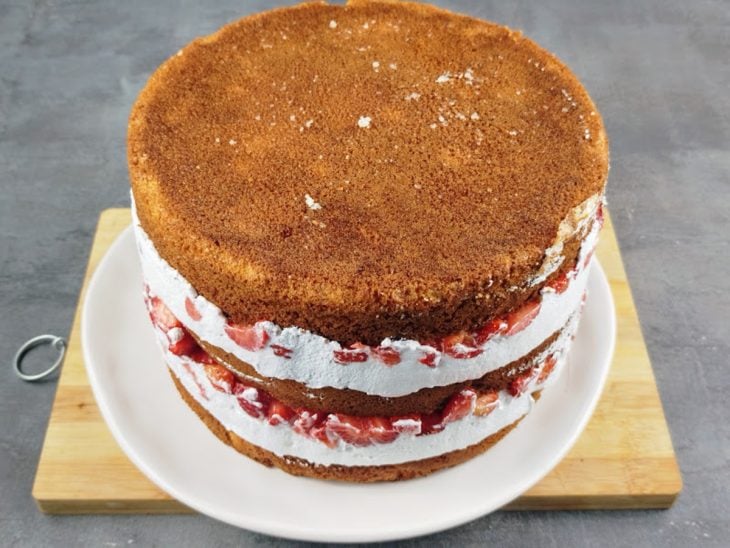 Naked cake montado sobre um prato.